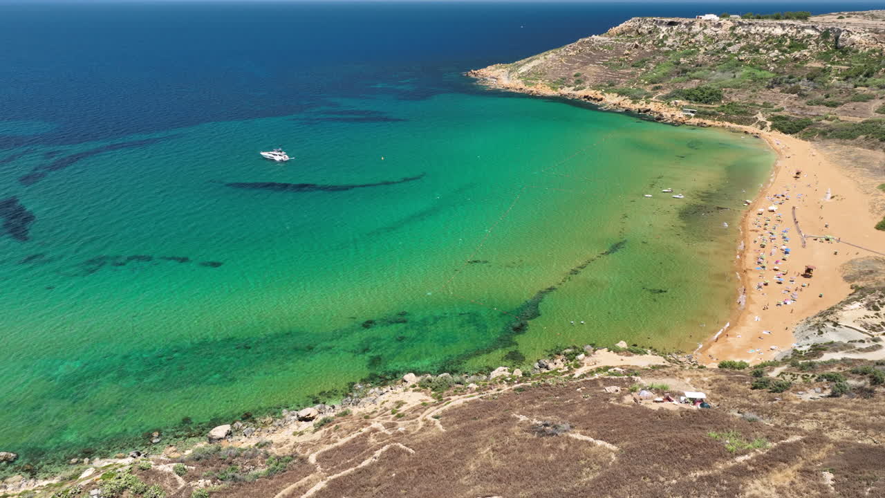 vistas aéreas sobre la playa de la bahía de rambla durante el verano en la isla de gozo, malta