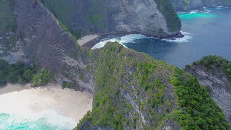 Imágenes-Aéreas-De-Drones-Sobre-Un-Acantilado-En-Bali.