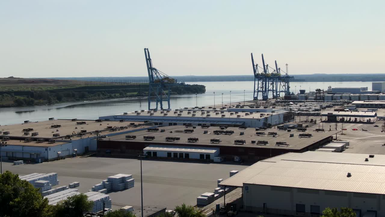 establecimiento de toma aérea de puerto tranquilo en estados unidos, cerrado debido a coronavirus, covid-19