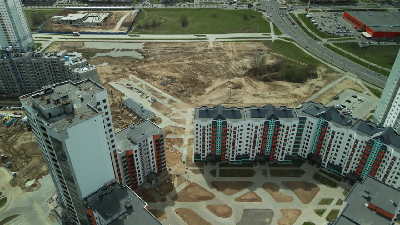 gran sitio de construcción. construcción de un moderno edificio residencial de varios pisos