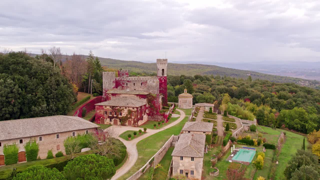 L'autunno avvolge il Castello di Celsa con foreste e giardini, Toscana, Italia