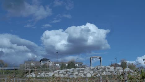 una bodega se asienta sobre un muro de piedra contra un hermoso cielo azul nublado