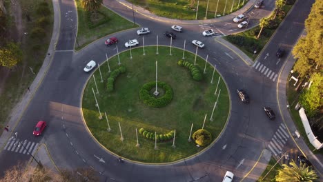 tráfico de automóviles y rotonda en la ciudad de tigre durante la puesta de sol, buenos aires