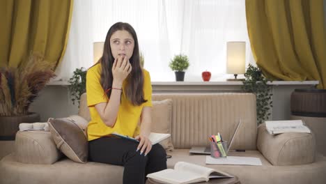 estudiante estresada y mordiéndose las uñas.