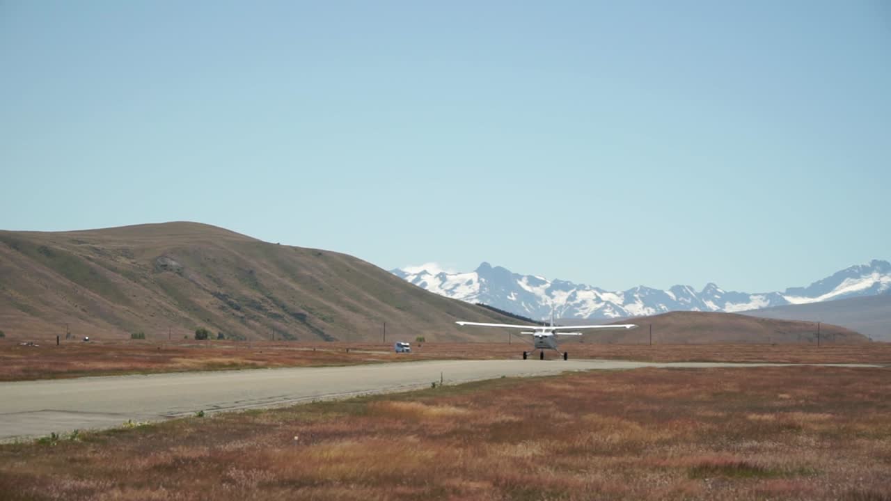 slowmo - 눈 덮인 록키 산맥을 배경으로 이륙하는 비행기