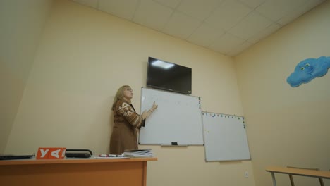 lección de preparación preescolar en el centro de aprendizaje