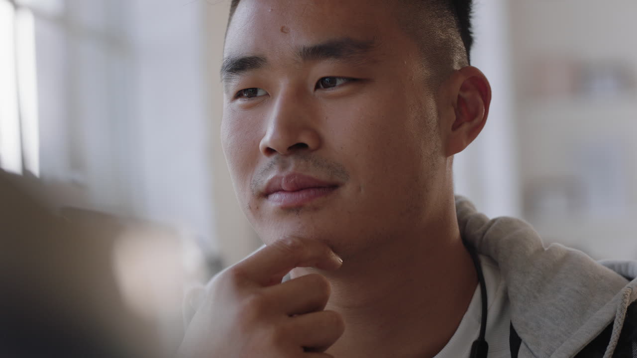 매력적인 젊은 아시아 남성 훈련 동료 화면을 가리키며 아이디어를 공유하고 직장에서 창의적인 팀워크를 즐기고