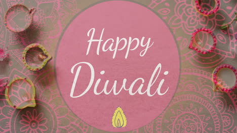 animación del texto feliz de diwali sobre velas con patrón en fondo púrpura