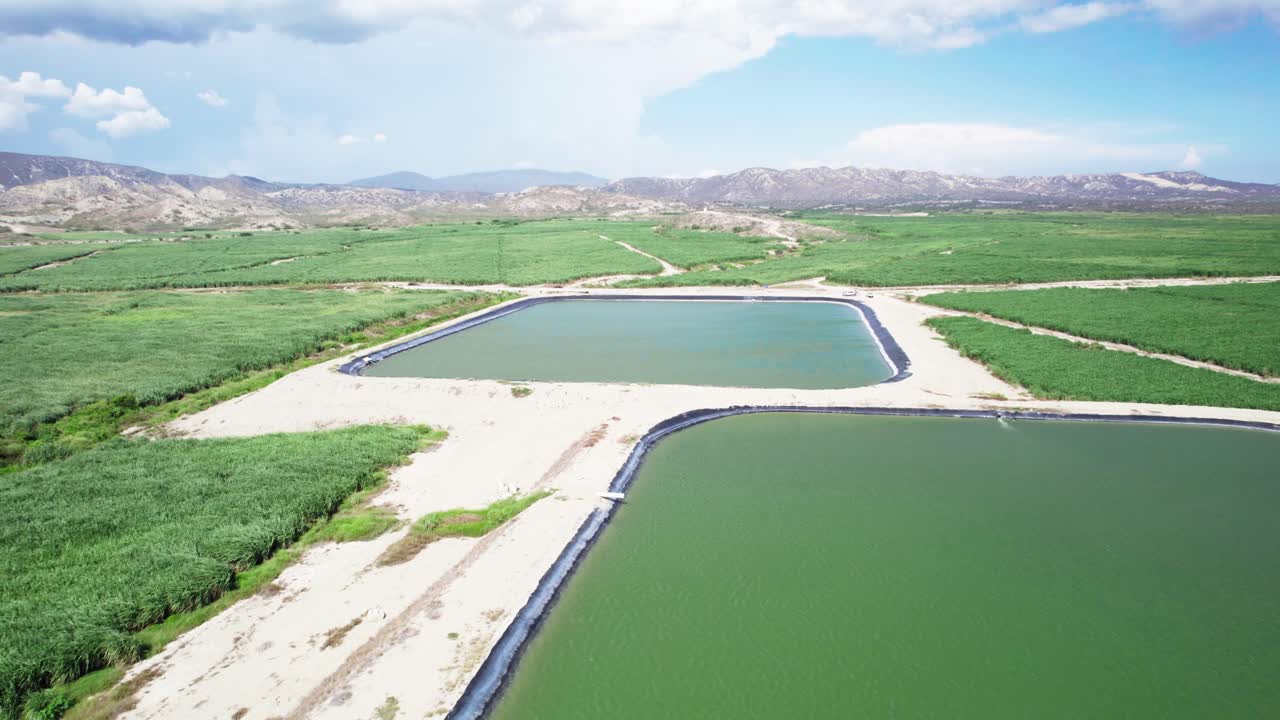 バラオナの点滴灌漑に使用される灌漑用貯水池のドローン空撮。農業用地に囲まれた貯水インフラが確認できます。