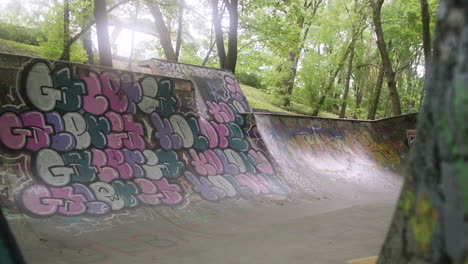 een blanke jongen skateboardt in het park.