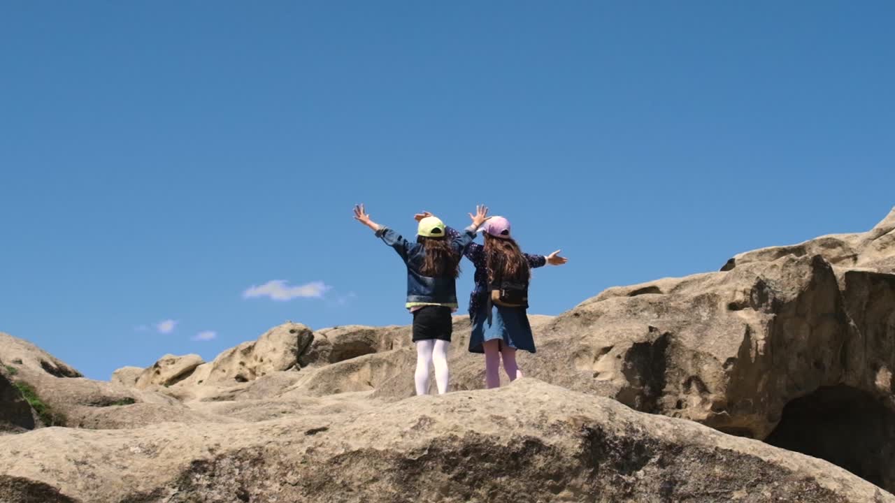 los niños conquistaron la montaña, en la parte superior. foco selectivo. naturaleza.