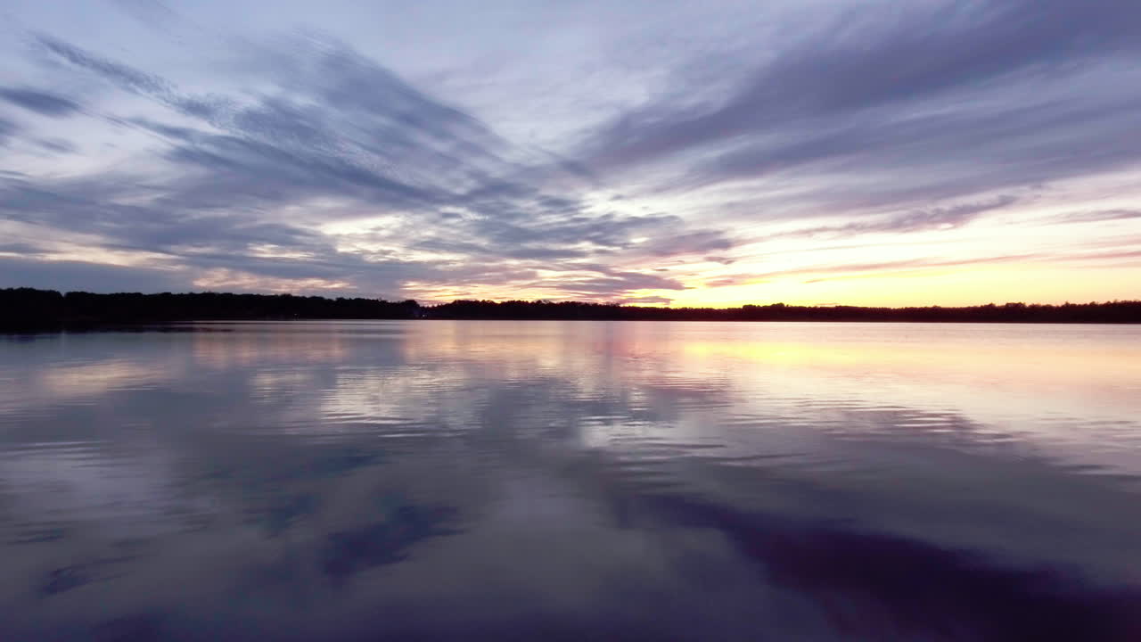 aéreo sobre un hermoso lago al atardecer