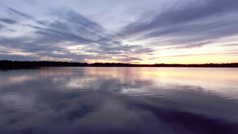 Aéreo-Sobre-Un-Hermoso-Lago-Al-Atardecer