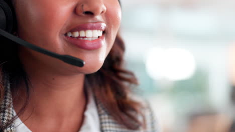 mujer de negocios hablando con auriculares.