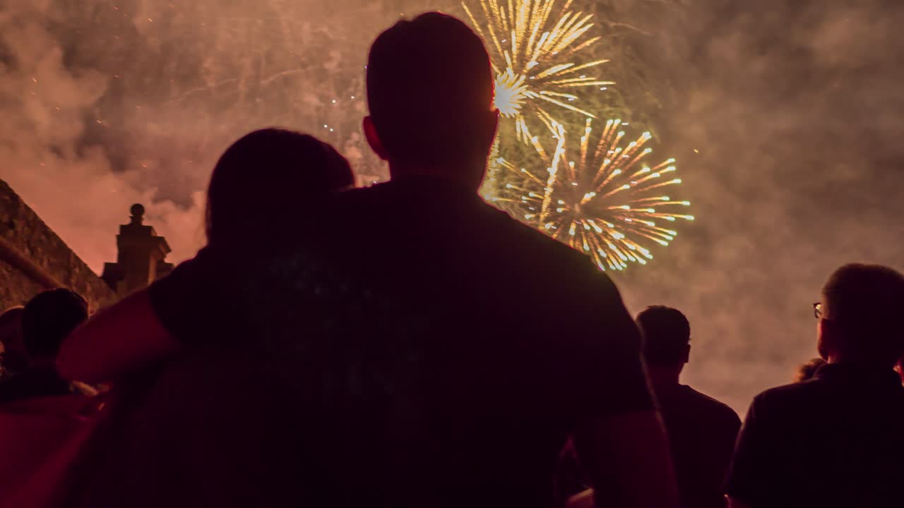 불꽃놀이를 보는 군중