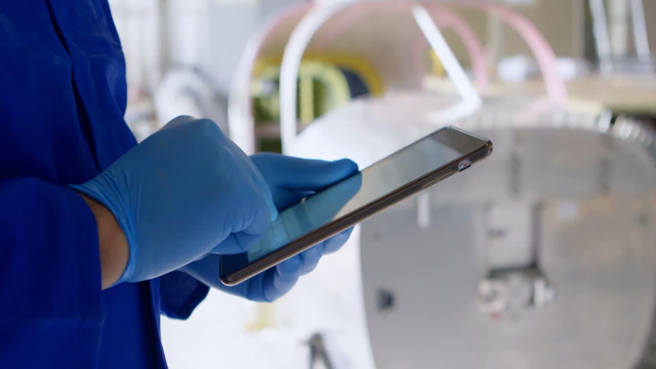 ingeniero usando una tableta digital en el hangar 4k