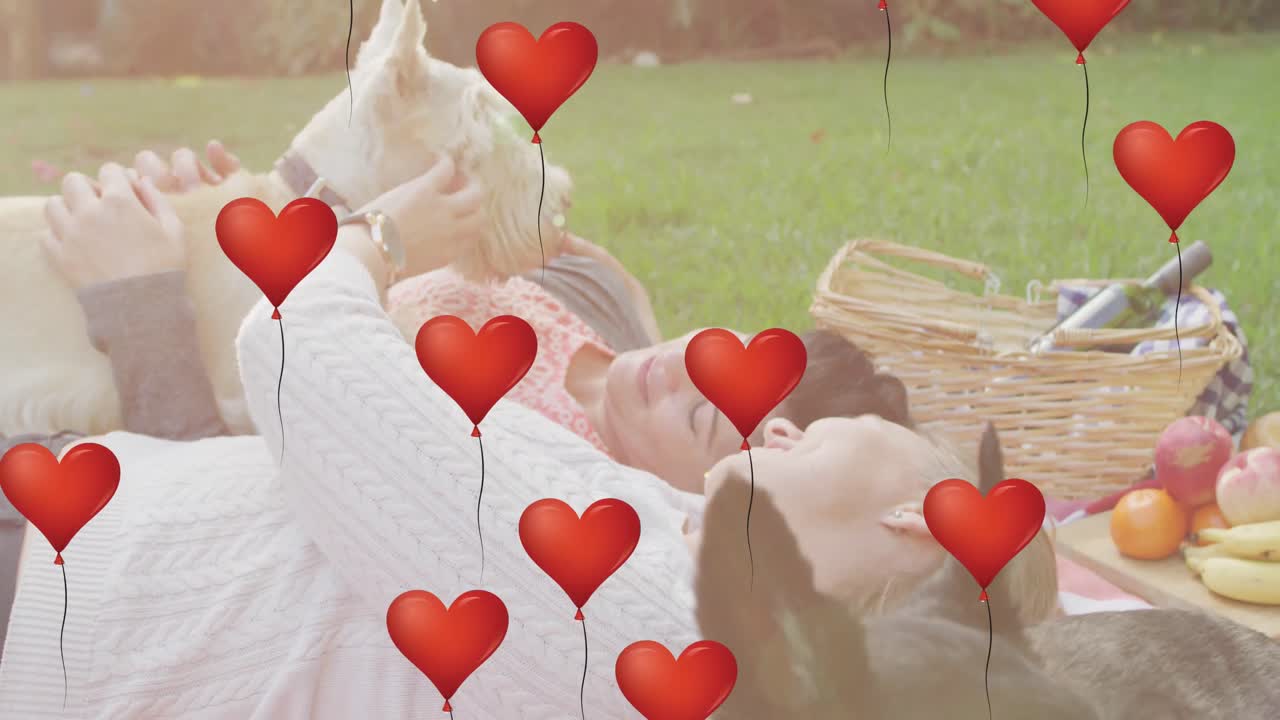 애완견과 함께 여성 커플 위에 빨간 심장 풍선 아이콘의 애니메이션