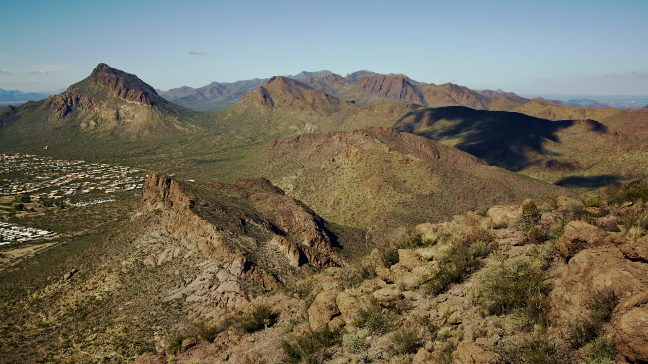 dramático disparo de un avión no tripulado volando fuera del borde