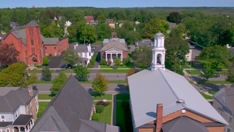 Coole-Drohnenaufnahme-Des-Historischen-Museums-Und-Der-Forschungsbibliothek-Der-Ontario-County-Research-Society-Sowie-Der-Hauptstraße-Und-Kirche-In-Canandaigua,-New-York