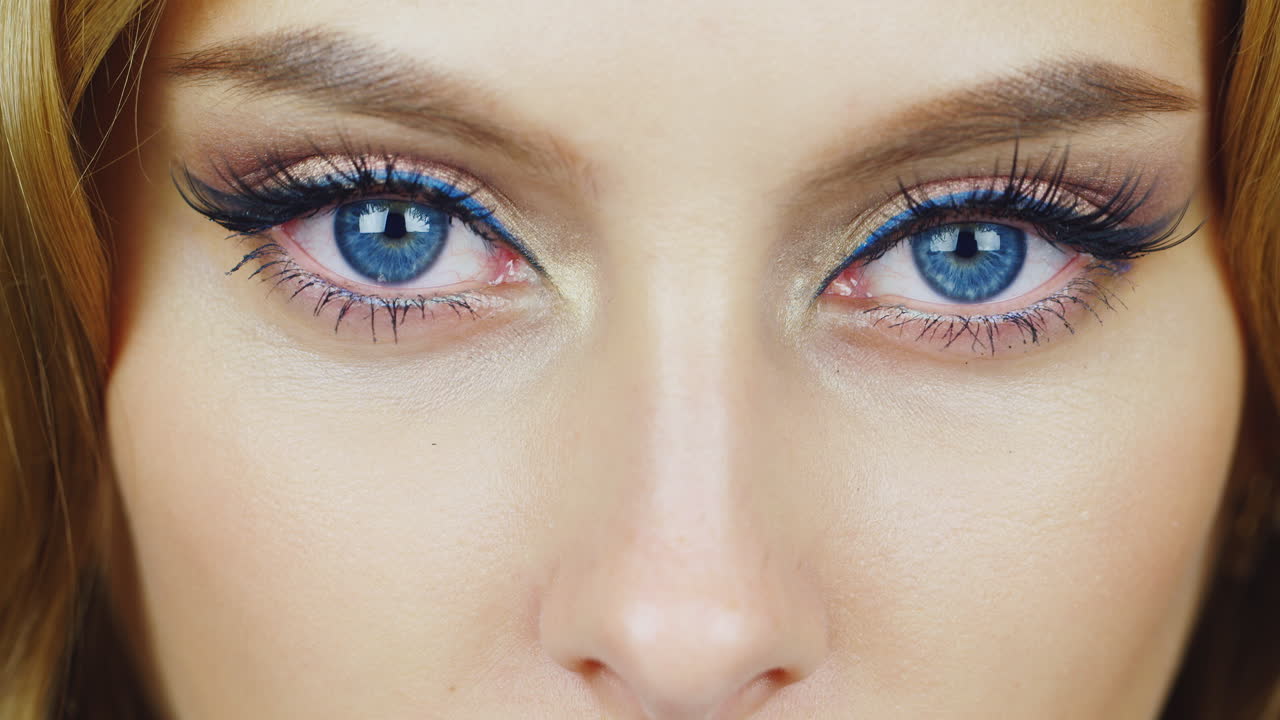 카메라 hd 비디오를보고 카메라 파란 눈의 여자를 뚫고 응시