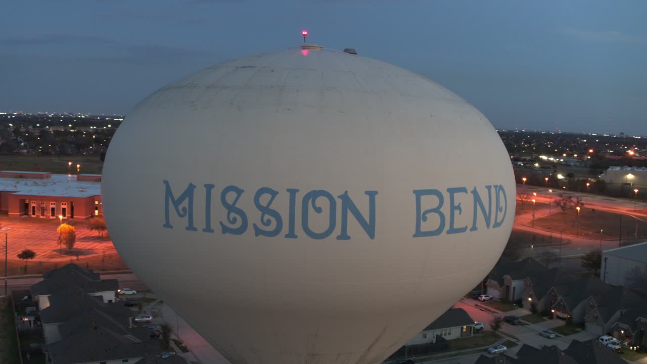 Filmato aereo fluido con drone del quartiere residenziale di Mission Bend, nella zona ovest di Houston, Texas, che mostra case suburbane e la disposizione della comunità alla luce del giorno. Adatto per progetti immobiliari