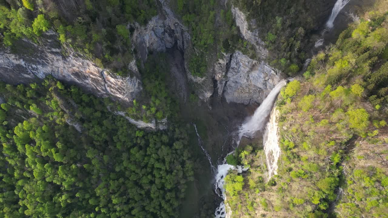 Krásný vodopád ve Švýcarsku, vodopády Seerenbach, pohled shora.
