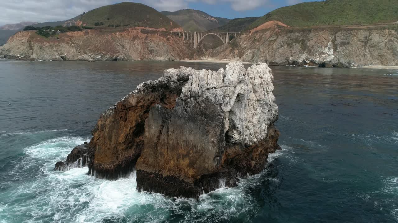 video aéreo de drones de la carretera del puente bixby con agua y costa debajo en big sur monterrey california
