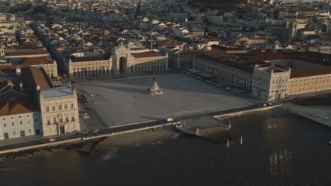 Flächendrohnenaufnahmen-Des-Historischen-Zentrums-Praca-Do-Comercio-Stadtplatz-In-Lissabon,-Portugal,-Gefilmt-Bei-Sonnenuntergang