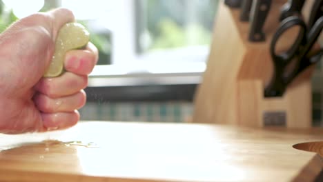 toma en cámara lenta del jugo que se exprime de un limón