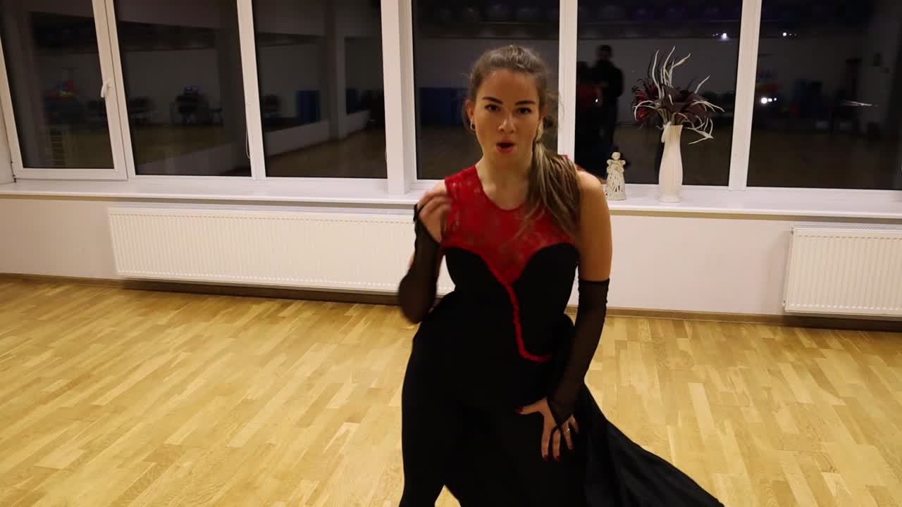 professionel kvindelig danser, der optræder på dansegulvet