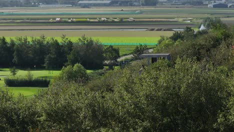 tierras de cultivo y paisajes holandeses con torre de vigilancia