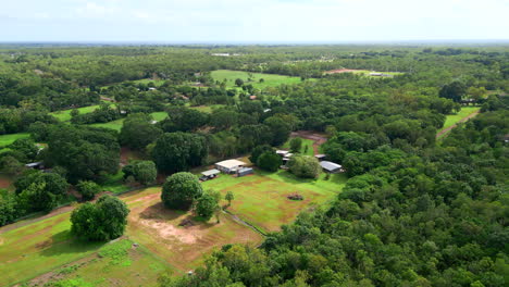 Drone-Aéreo-De-Un-Gran-Bloque-De-Suburbio-Rural-Con-Casas-Dobles-En-Una-Propiedad-Cubierta-De-Hierba-Rodeada-De-árboles