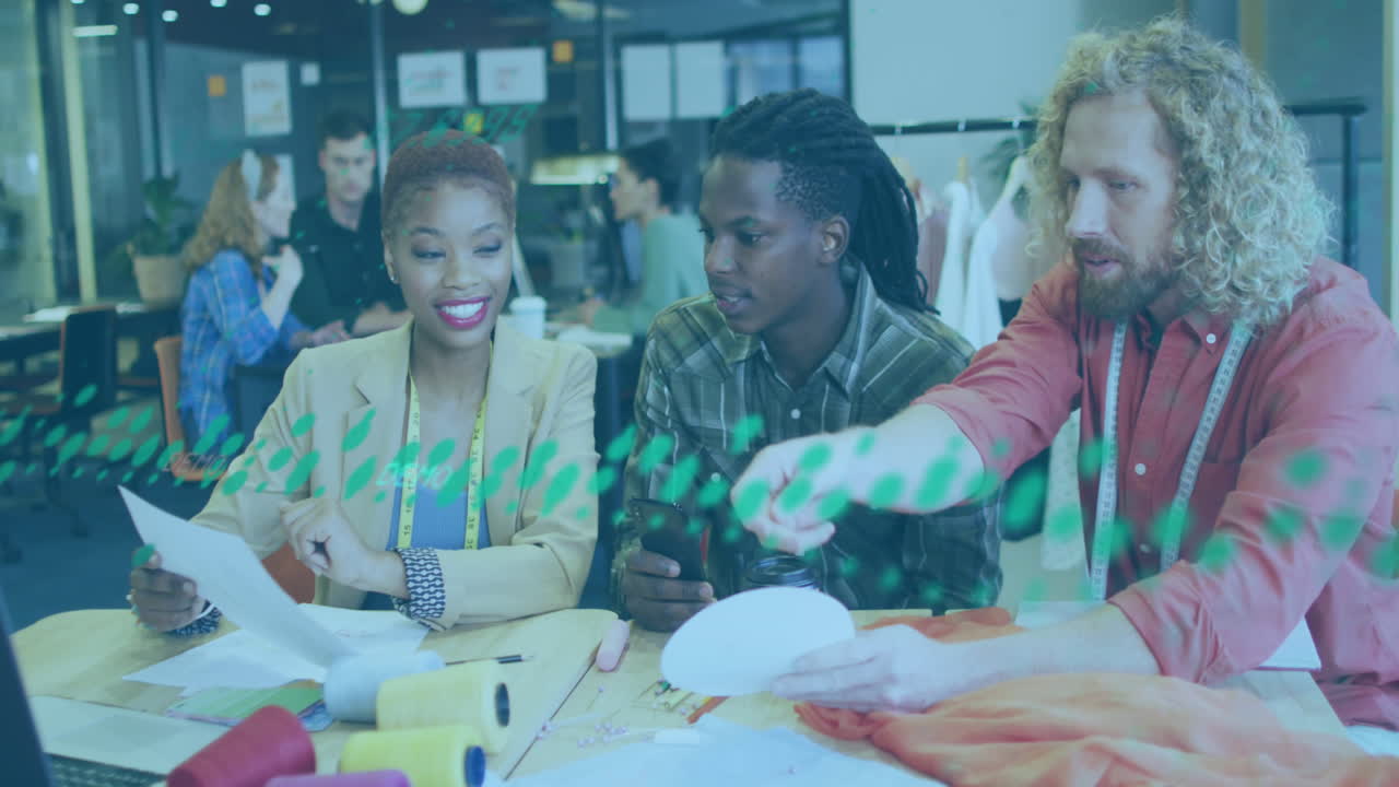 animación de gráficos que se mueven sobre diversos diseñadores eligiendo entre muestras de color en el escritorio