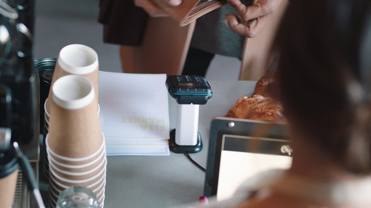 cliente che paga con carta di credito pagamento senza contatto in un caffè che spende denaro con transazione wireless in un ristorante caffetteria