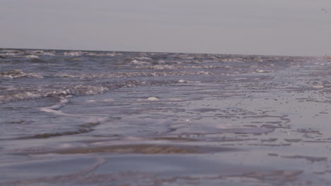 Meereswellen,-Die-Während-Des-Sonnenuntergangs-Am-Strand-Rauschen