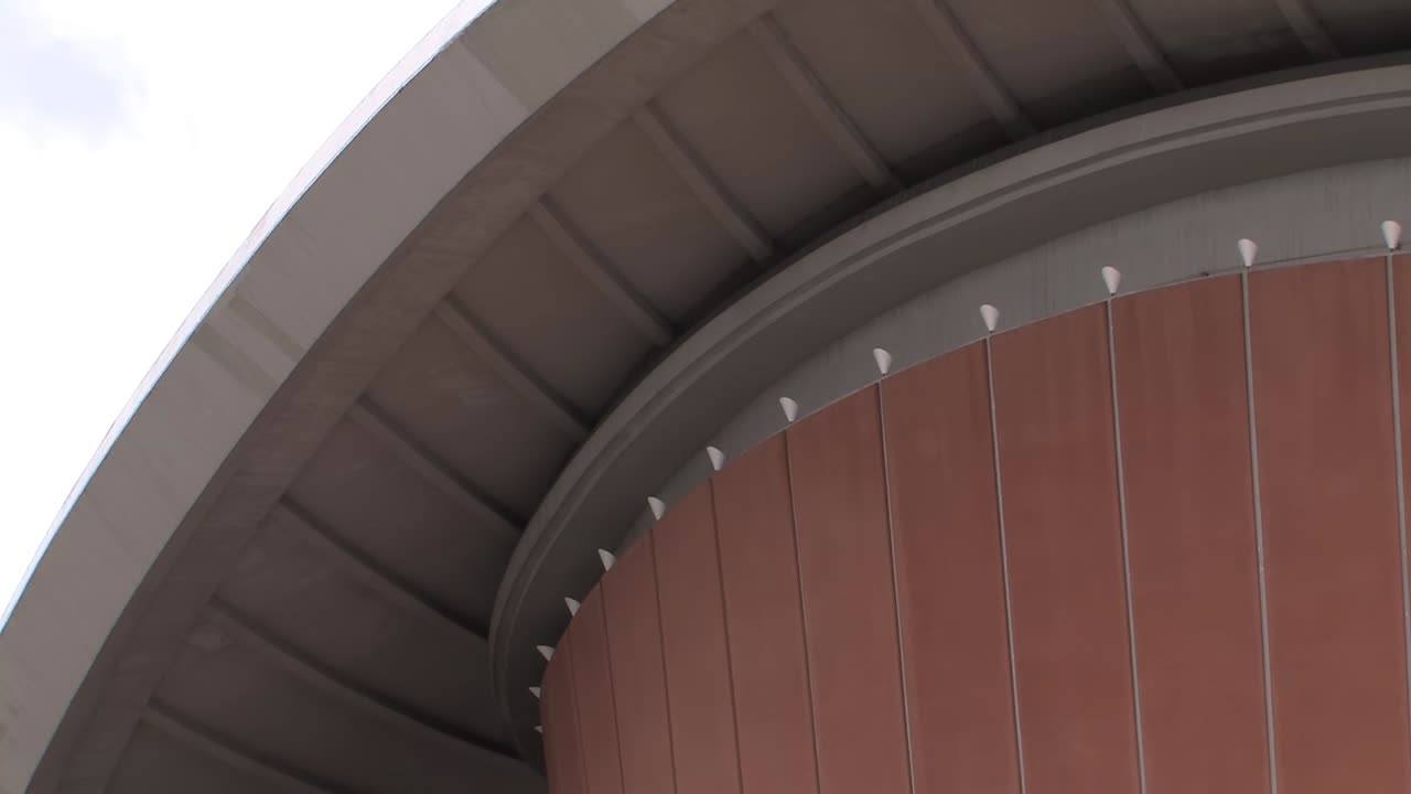 의회 홀 임신 굴 지붕의 중간 샷