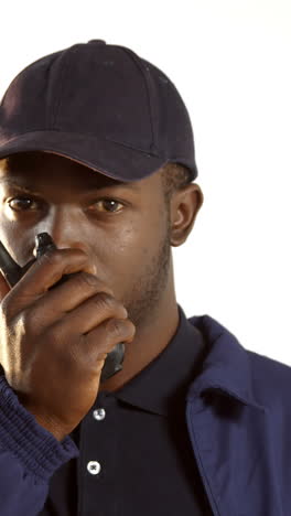 oficial de seguridad hablando por walkie-talkie.