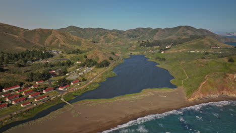 San-Francisco-California-Aerial-V122-Panoramaschwenkansicht,-Die-Die-Natürliche-Landschaft-Des-Rodeo-Valley-Und-Der-Lagune,-Der-Landzungen-Des-Meeres-Und-Der-Küstenpfade-Im-Hinterland-Einfängt-–-Aufgenommen-Mit-Mavic-3-Cine-–-Mai-2022