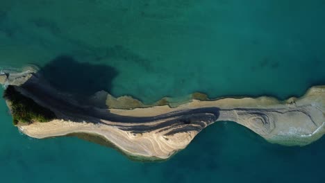 antena de arriba hacia abajo del mar jónico, isla de corfú, grecia, aguas cristalinas prístinas con formación rocosa escénica natural y acantilado de playa en el destino de vacaciones de viaje de verano