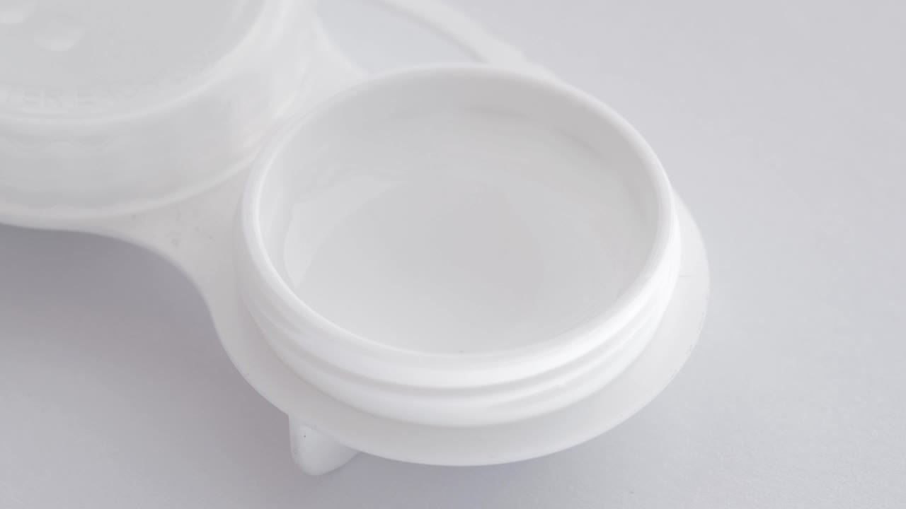 콘택트 렌즈를 가져가는 핀세이저