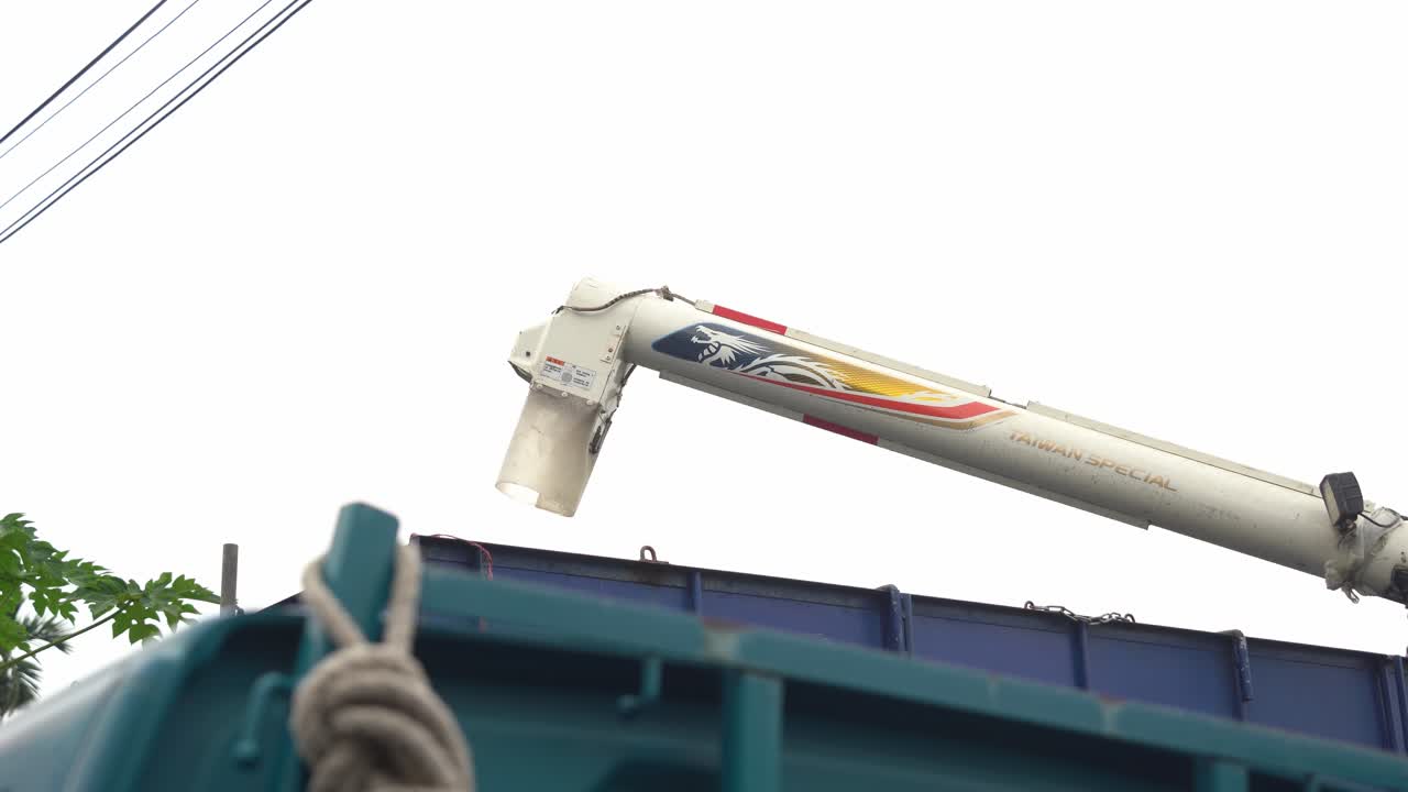 트럭에 벼를 내리는 수확기를 결합하여 창고, 더우류시, 윈린현, 대만으로 운송할 준비가 되었습니다.