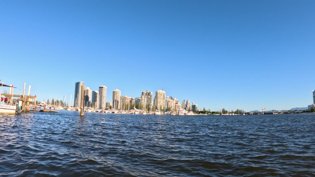 골드 코스트 스카이라인을 보여주는 보트 타기