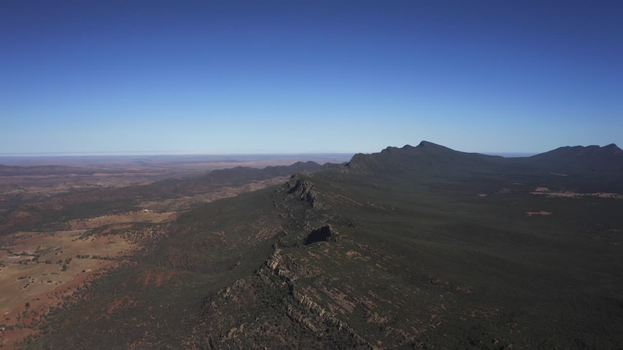 Vista aerea con drone del vasto paesaggio delle Flinders Ranges, Australia Meridionale