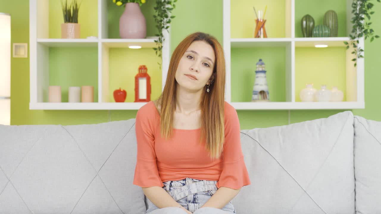 집에서 옛날을 떠올리는 여자는 감정적이 됩니다.