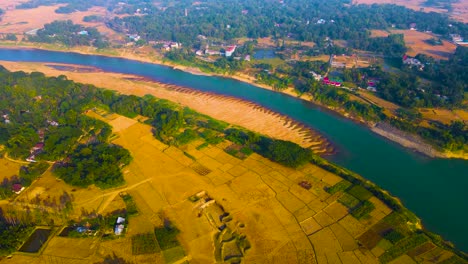 Drohnenschuss-über-Feldern-Und-Dem-Aussterbenden-Surma-Fluss-In-Bangladesch,-Asien