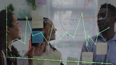 animación de gráfico verde sobre felices colegas diversos de alto cinco en la oficina.