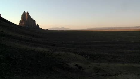 Späte-Dämmerung-Hinter-Felsvorsprüngen-In-Der-Nähe-Von-Shiprock-New-Mexico-2