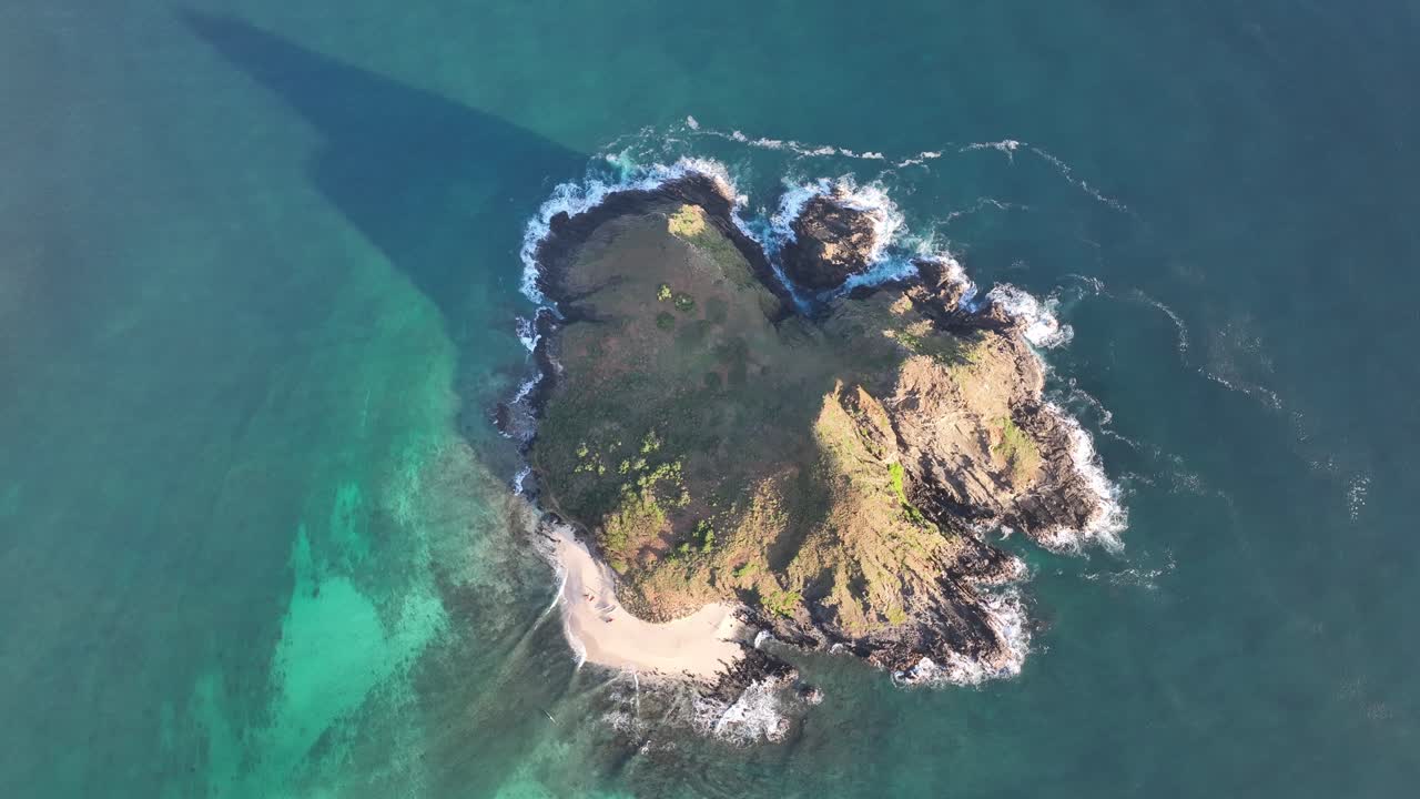 맑고 아름다운 물과 암초 서핑 라니카이 하와이가 있는 일출 모쿨루아 섬의 오버헤드 공중 드론 영상