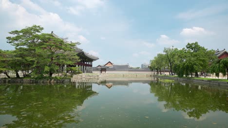 el pabellón gyeonghoeru es una de las vistas más hermosas del palacio gyeongbokgung en seúl, corea del sur