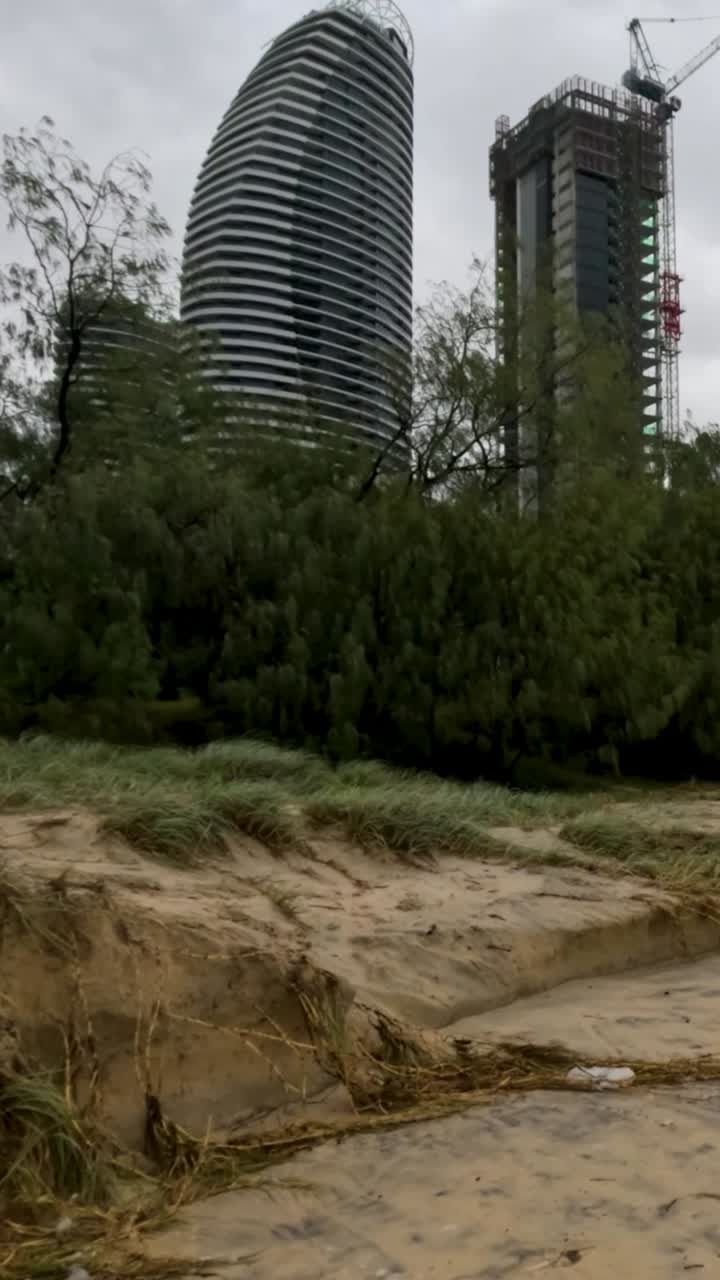 impacto de la erosión y la contaminación escena de la playa tormentosa